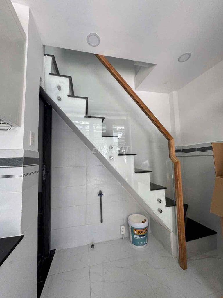 Bán gấp nhà 36m2_ 2lầu mới 100% mặt tiền hẻm 203,Lạc Long Quân,P3,Q11