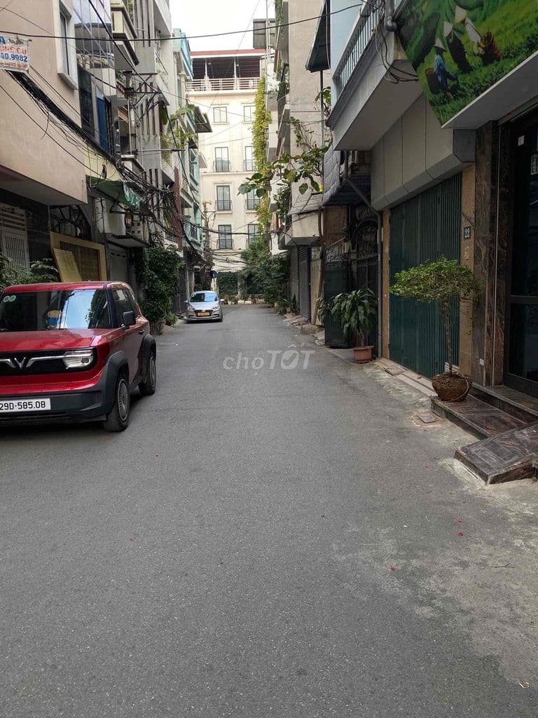 NGAY TIMES CITY - VIEW HỒ - Ô TÔ QUA