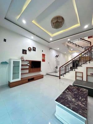 CHO THUÊ NHÀ 2 TẦNG: ĐƯỜNG CẨM CHÁNH 5 - 3 phòng ngủ - 3wc. - gara