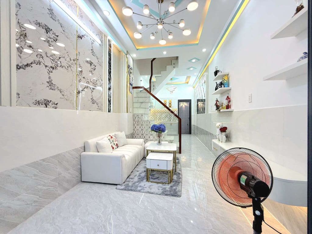 Nhà sổ hồng 2 lầu 4pn kế Phú Mỹ Hưng Quận 7 kế mặt tiền đường 2.79 tỷ - Ảnh 2