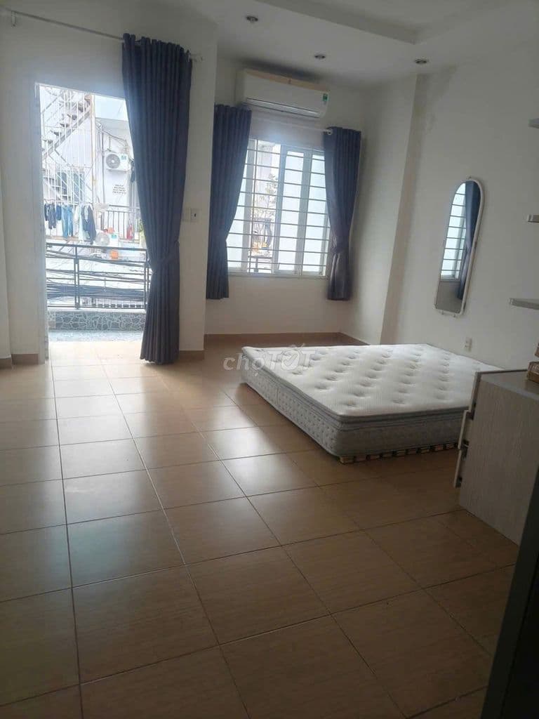 Căn hộ có ban công có nội thất, Hẻm xe hơi 791 Trần Xuân Soạn, Quận 7.