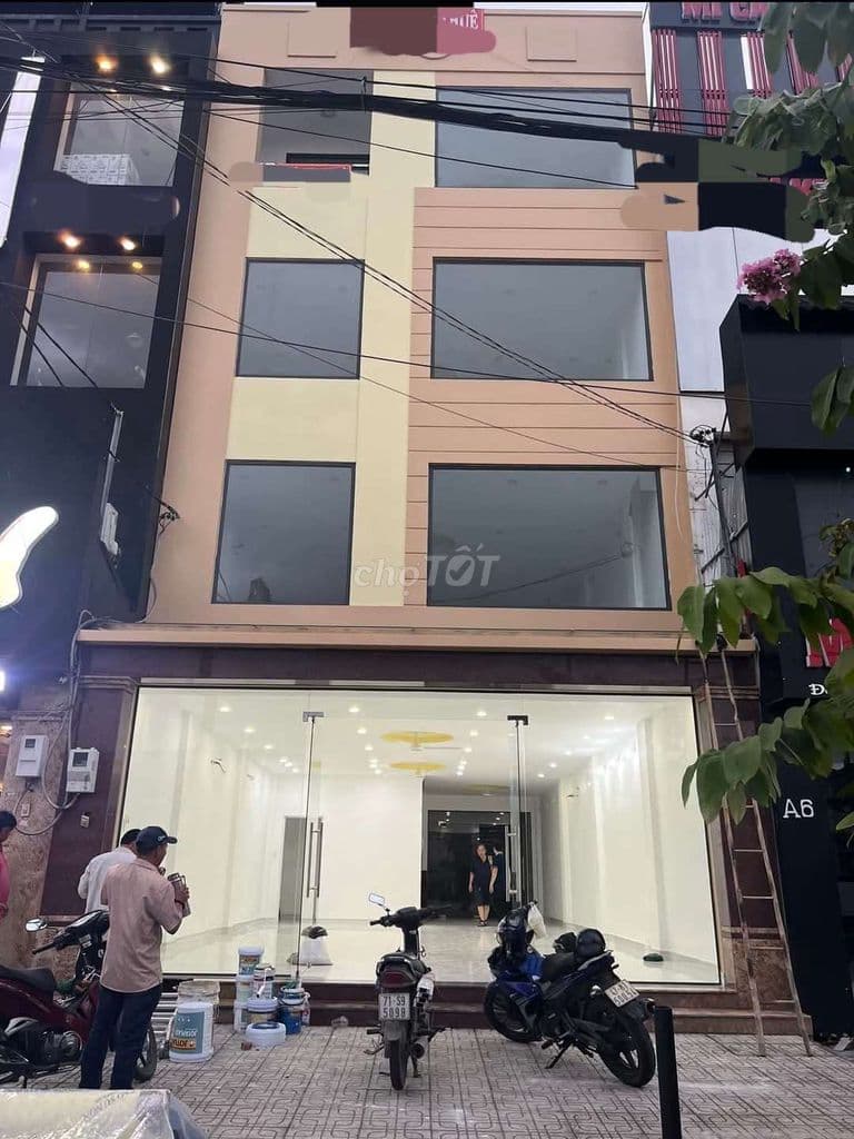 Nhà mt 1 trệt 3 lầu vị trí đắc địa có thang máy