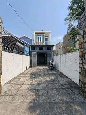 Nhà gần trường THCS Nguyễn Văn Cừ, giá 7 triệu, 1 trệt 1 lầu sân ô tô