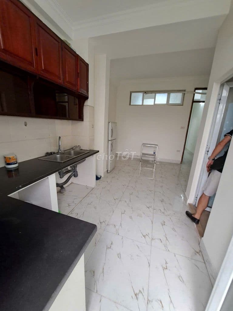 Căn hộ tập thể ngõ 199 phố Trần Quốc Hoàn, Dt 150m2, 4 ngủ, 2 bếp 2wc - Ảnh 3