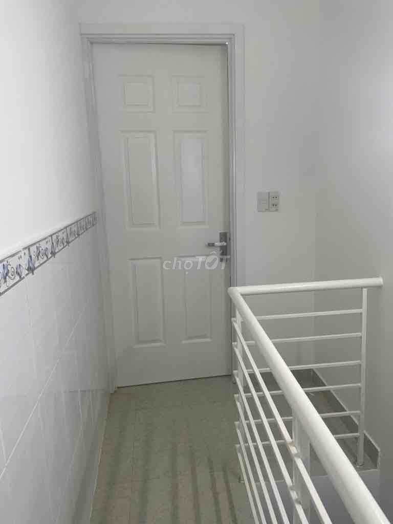 HIẾM NHÀ BÁN- 2 TẦNG - SÁT MẶT TIỀN - DTSD28M2- HƠN 1 TỶ - Ảnh 2