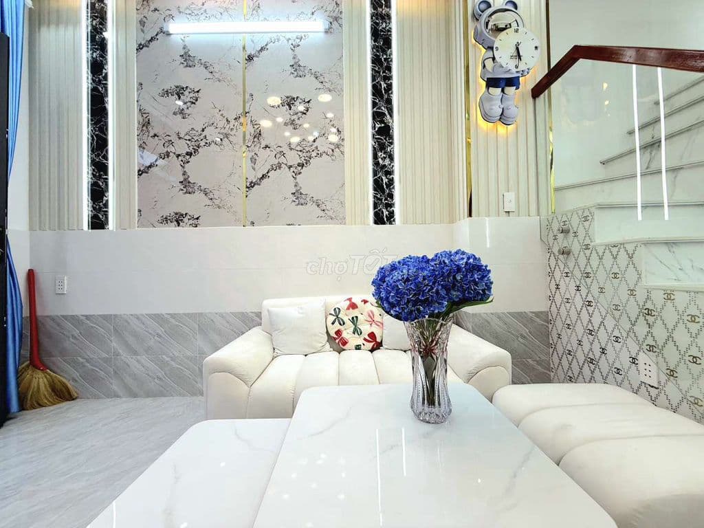 Nhà sổ hồng 2 lầu 4pn kế Phú Mỹ Hưng Quận 7 kế mặt tiền đường 2.79 tỷ