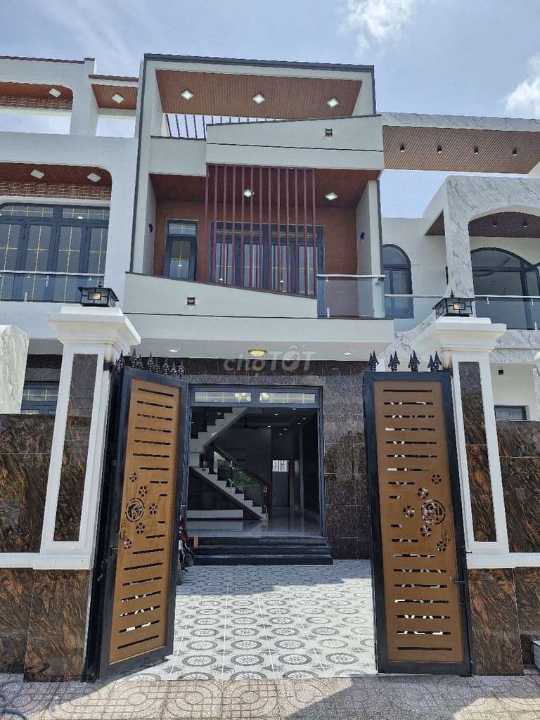 Nhà Bán. Ngay chợ Hưng Long