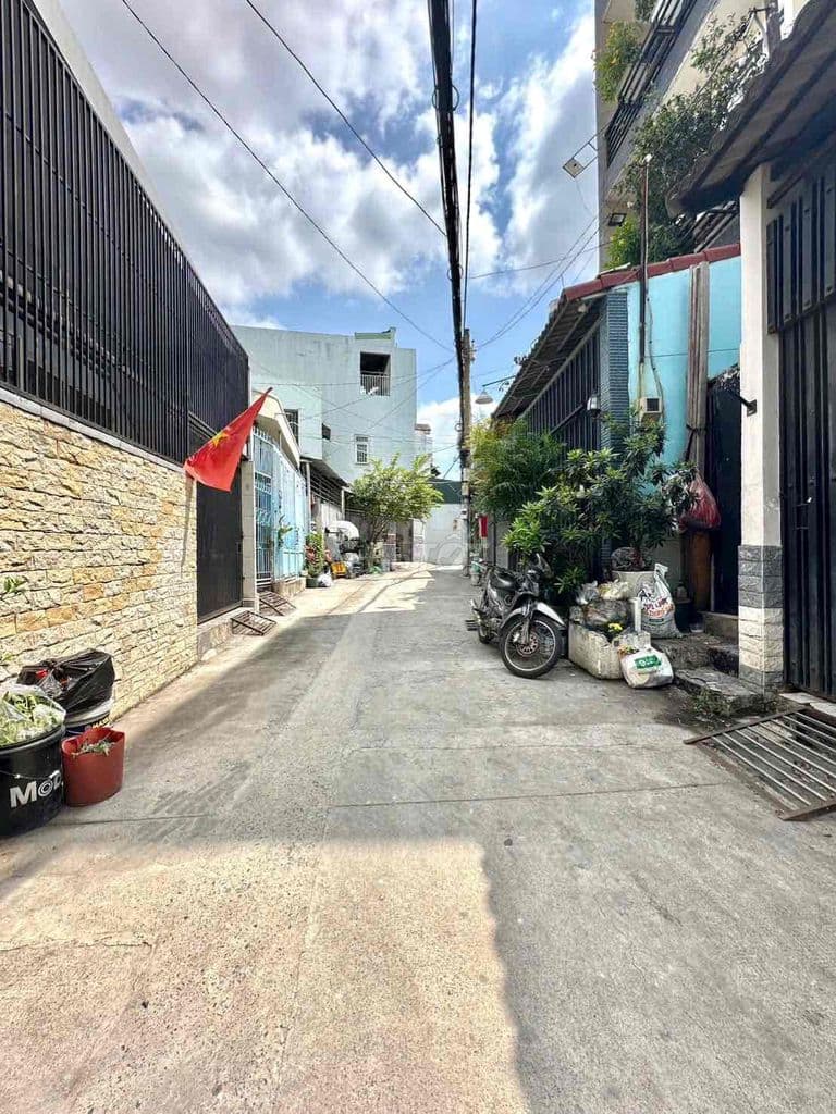 Nhà Trường Thọ sát Mt Đặng Văn Bi dt 80m2 ngang 5m. Hẻm Oto