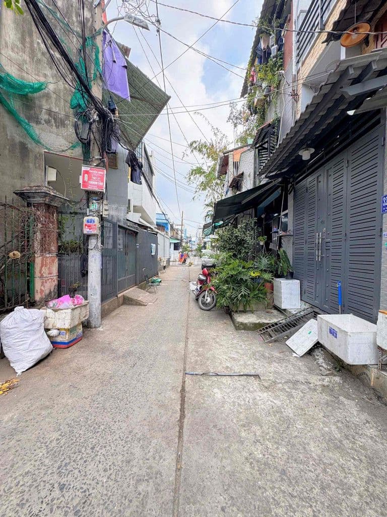 Hẻm oto 5m thông ngay chợ đất mới - 4m x 16m -3 tầng tặng nội thất