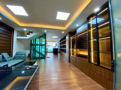 Cho thuê tòa nhà 5x20m, hầm 3 lầu, nội thất hiện đại giá 50tr/tháng