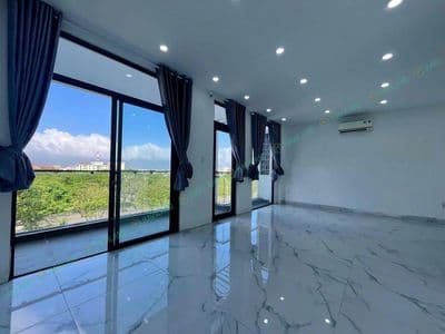 VĂN PHÒNG NGAY MẶT TIỀN ĐƯỜNG LỚN - CÓ BAN CÔNG THOÁNG MÁT