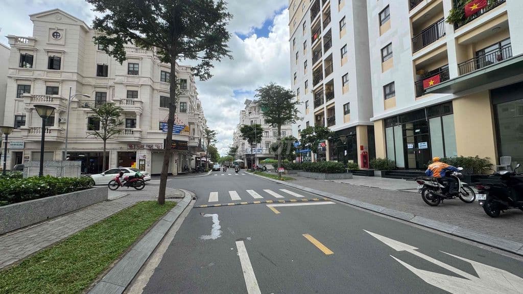 Bán shophouse khối đế chung cư