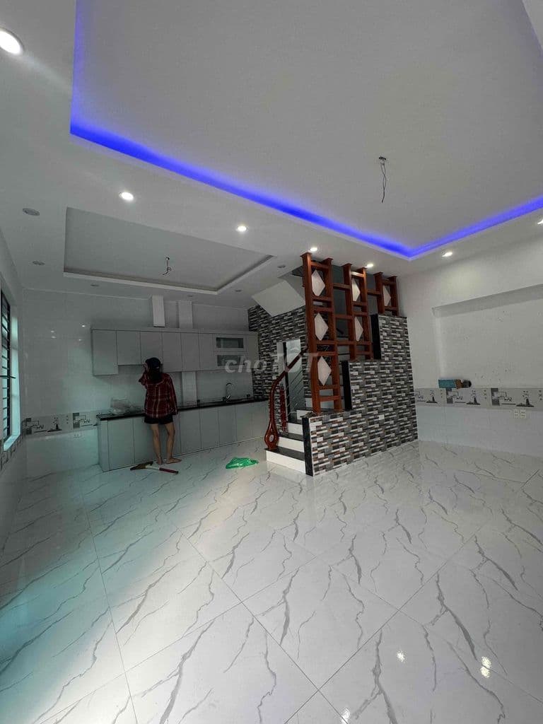 Dt 40m, 4 tầng, mt 5m Giá chào nhỉnh 2 tỷ Oto đỗ cổng Tầng 1: phòng