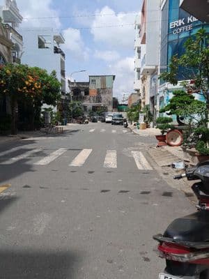 NGAY TRỤC ĐƯỜNG LỚN QUỐC LỘ 1A NHÀ 5 TẦNG TẶNG NỘI THẤT XỊN XÒ.