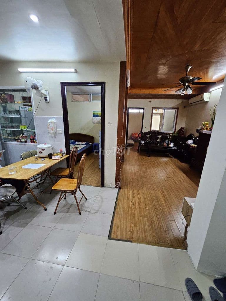 Cần bán gấp căn tập thể Hoàng Quốc Việt 90m vuông 3 phòng ngủ cực rộng - Ảnh 2