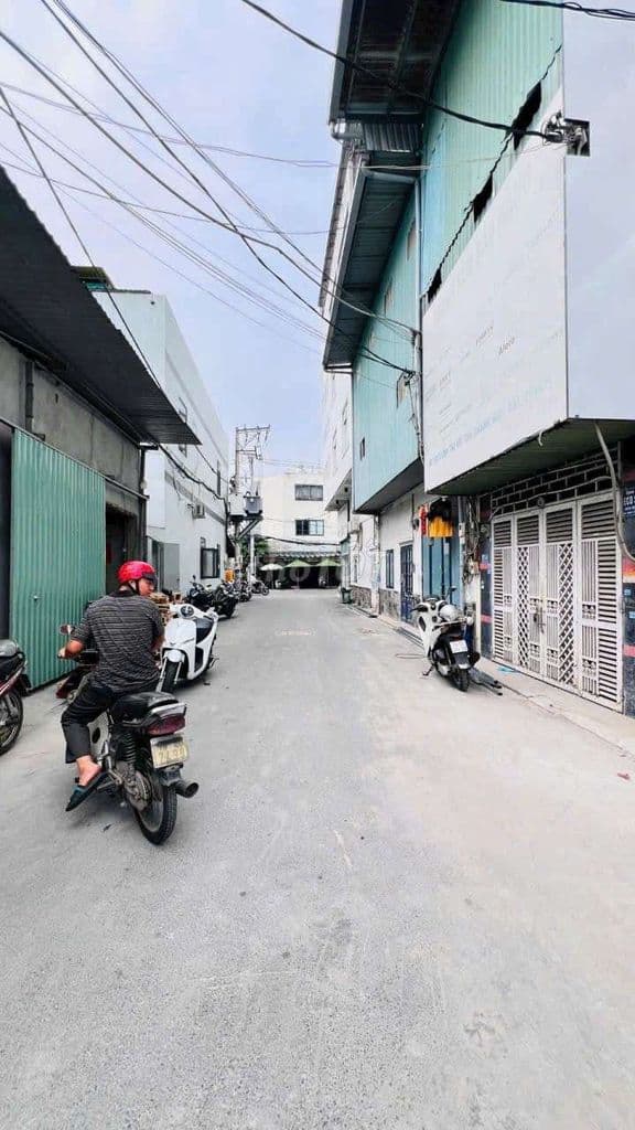 Nhà phố Thang máy 4x18m 1lững 3 lầu đường 8m, 1/ 30m ra Lâm Thị Hố - Ảnh 2