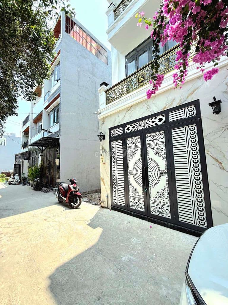 nhà 4,2x19m 4 tầng xe hơi kế Phú Mỹ Hưng quận 7 giá 6.15 tỷ