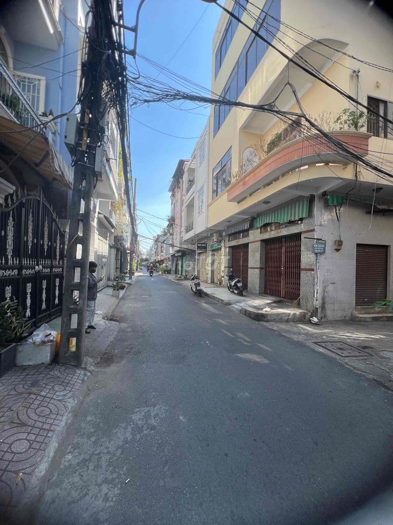 bán nhà 2 mặt tiền hẻm xe hoi.