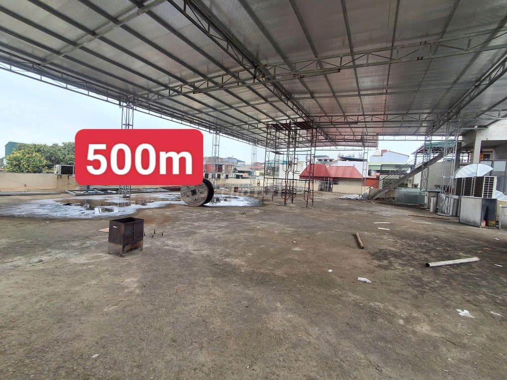 Cho thuê diện tích tầng thượng, 500m2, sẵn mái
