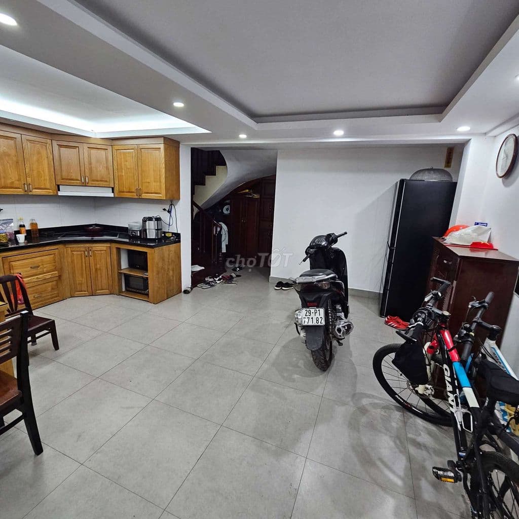 Lạc Long Quân, mặt ngõ thông, gần oto, lô góc, ở sướng 42m*5T