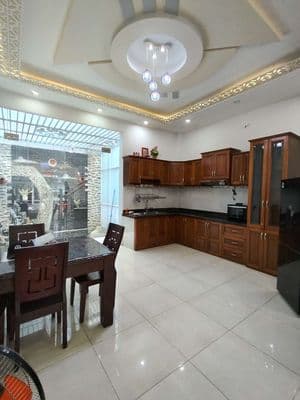 Nhà 2 lầu sân thượng 4pn 5wc, full nội thất, Hoàng Quốc Việt