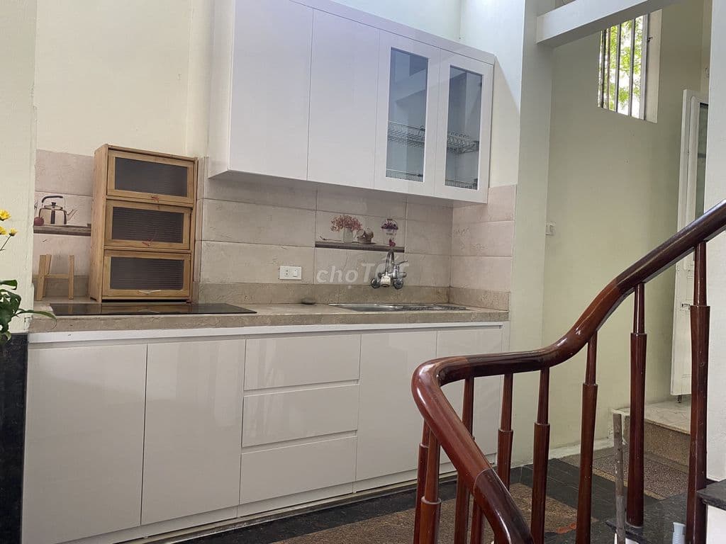 Cho thuê phòng tầng 2 mặt đường nguyễn đức cảnh