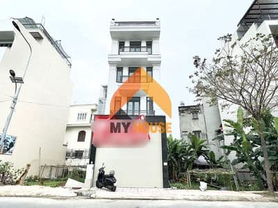 Đúng đỉnh toà nhà mới xây ngay trần não 400m2