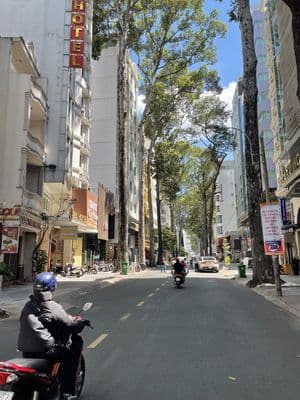 Cho thuê nhà mặt phố, Q1, Bùi Thị Xuân. 10x20m, 2 lầu ( nhiều căn )
