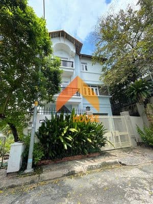 Hết hồn luôn - căn villa rẻ bất chấp mưa bão sài gòn ngay trần não q2