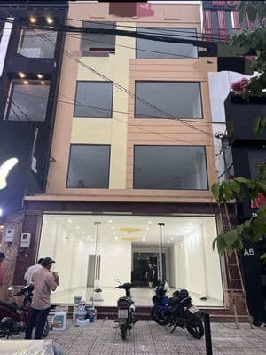 Nhà mt 1 trệt 3 lầu vị trí đắc địa có thang máy