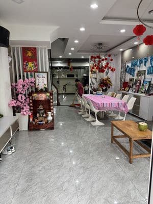 Cần Bán gắp Nhà KDC Dương Hồng Dt 10x19m 1 hầm +4 tầng Lầu