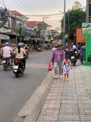 Bán nhà và dãy trọ mặt tiền chợ kinh doanh- đường nhựa giáp vsip1