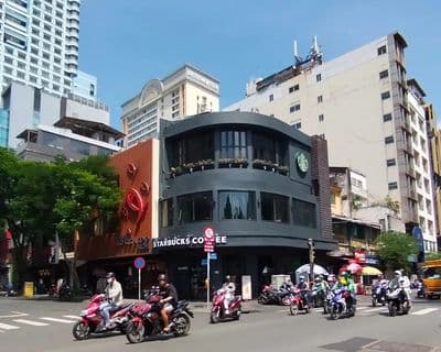 Cho thuê nhà góc 2MT Đông Du, Quận 1. DT: 10x25m