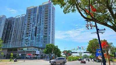 Cần bán căn shop góc 2 mặt tiền đường tân túc. kế bên vietcom bank