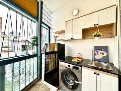 Cho thuê ngã tư phú nhuận-studio mới full nt-ban công-máy giặc riêng