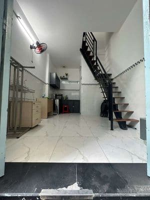 Căn nhà 2 làu sau căn mặt tiền