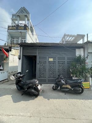 Nhà phố trệt gác. Có 3Pn. Mặt tiền 6m, oto đỗ trong nhà. Tại Nhà Bè