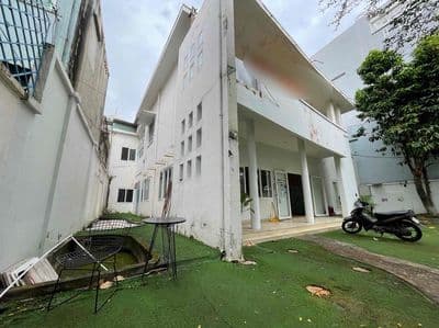 Cho thuê biệt thự ! sử dụng hơn 800m2 - sân rộng - quận bình thạnh