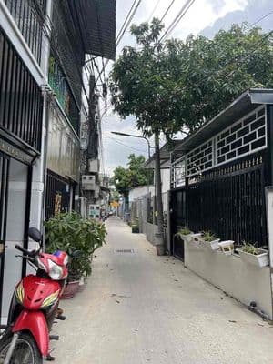 Nhà phố trệt lầu. Có 2Pn 2wc. Đường vào 5m. Có căn góc thông thoáng.