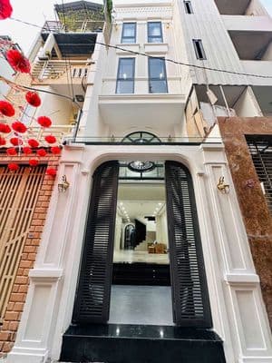 Chdv 8pn luxury cmt8 quận 3 -hđt 68tr/tháng -nhà mới đẹp -hẻm xe hơi