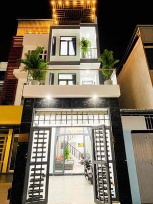 Bán nhà tô ngọc vân sh riêng đúc 2 lầu sân thượng