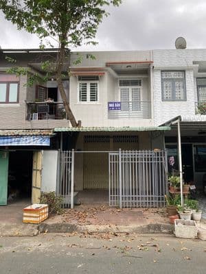 Nhà 1 lầu mặt tiền 130m2, 3 phòng ngủ, đường 44a KDC 586, gần chợ 586