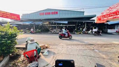 BÁN ĐẤT ĐỐI DIỆN CỔNG CHỢ PHÚ HOÀ Cách chợ đúng 20m.bước mấy bước chân