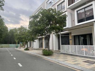 Nhà phố liền kề có sẵn ngay Nguyễn Văn Cừ 5x18m 1 trệt 3 lầu.