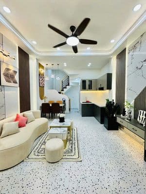 Nhà đẹp ngay Phạm văn Chí, 4 x 10, 2 tầng, 2PN 2WC,hẻm xe hơi 5m thông