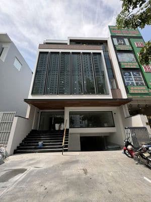 Cho thuê trần não 10m x 20m hầm trệt 4 lầu