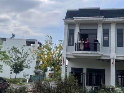 Nhà góc view Sông- DT 125m2- 2 tầng- SHCC