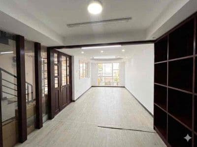 Cho thuê mặt bằng sàn lửng - ngay quận 1 mặt tiền 3 mặt - rộng 30m2