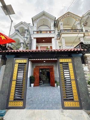 Bán gấp nhà gần chợ thông dụng - sân xe hơi nhà 2 lầu