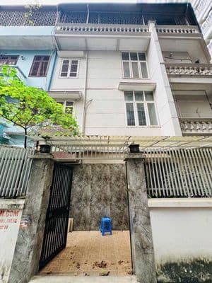 Nhà ngõ 1 phố Trần Quốc Hoàn, 55m2 x 4 tầng + sân, giá 22 triệu/tháng